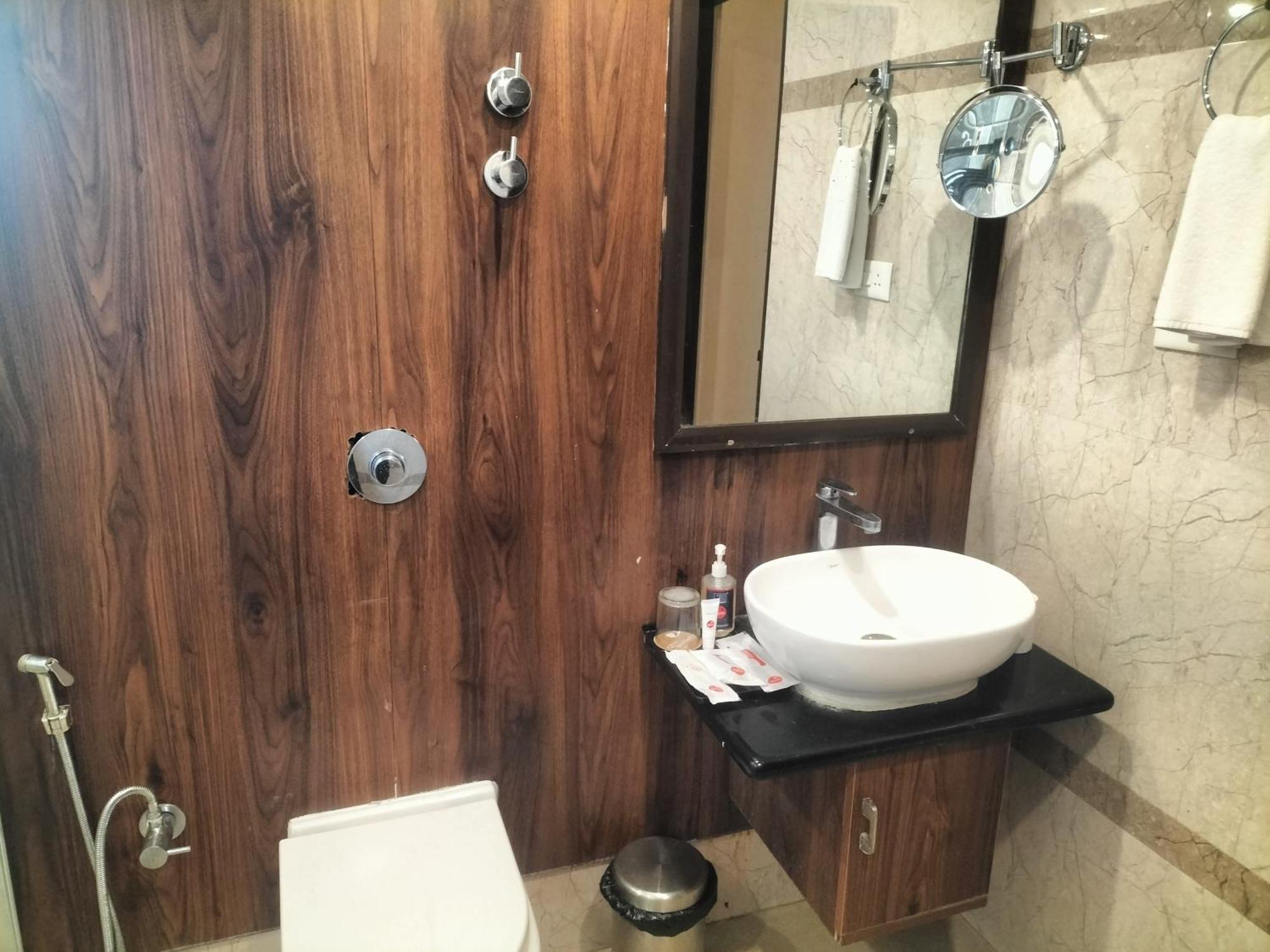 Zip By Spree Hotels Surabi International Vellore Bagian luar foto